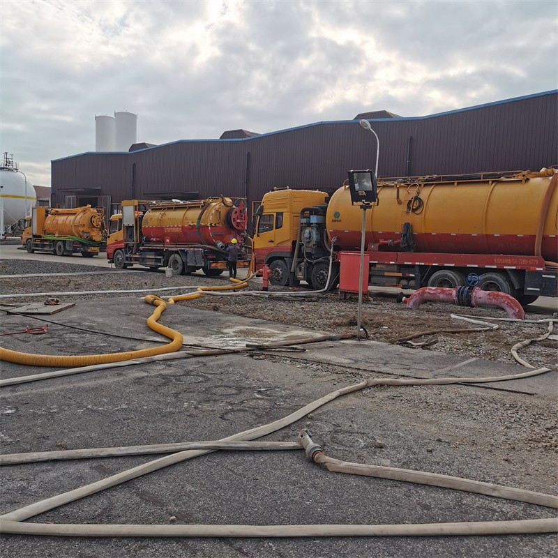 南区街道污水池清理