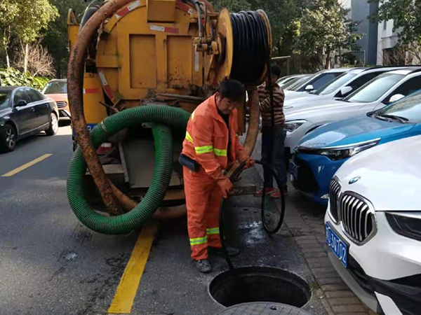 南区街道排污管道清淤