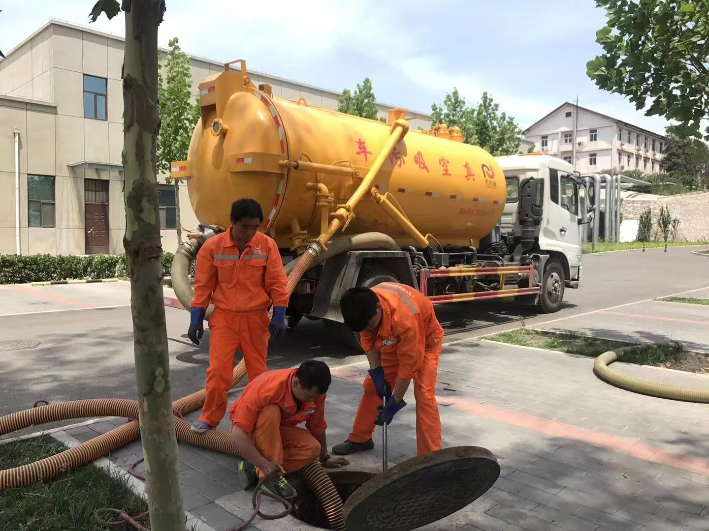 南区街道管道疏通车停在窨井附近