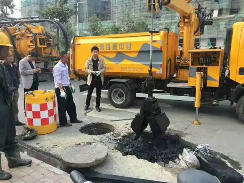南区街道街道：网格员化身“清道夫”，为民解忧疏通“堵心”化粪池