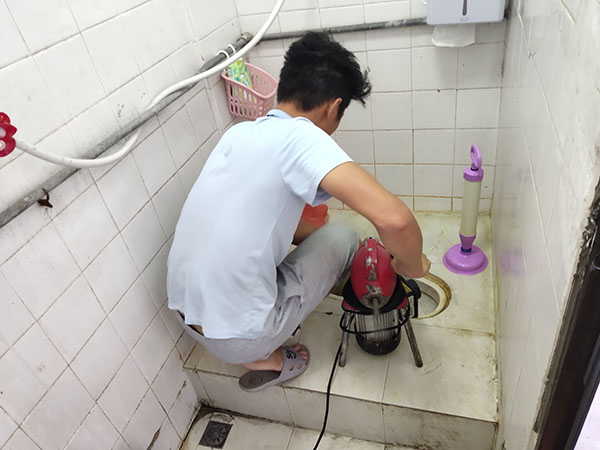 南区街道管道堵塞冒臭气 专业师傅现场解决问题